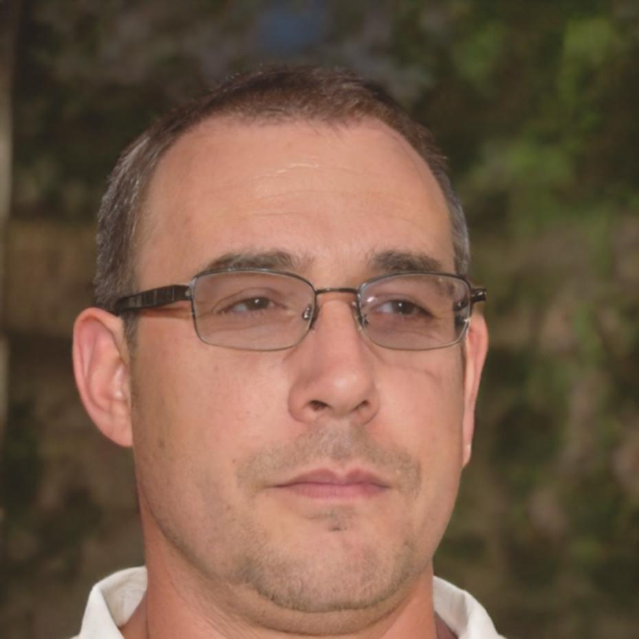 Portrait de Michel Dubois, expert en analyse financière